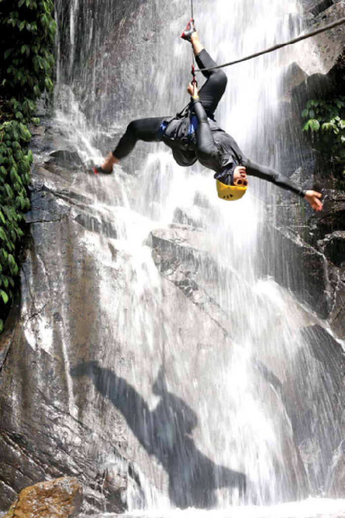 MAKIN EKSIS: Rombongan wisatawan menjajal olahraga ekstrem canyoning di Coban Putri pada Kamis lalu (2/10).