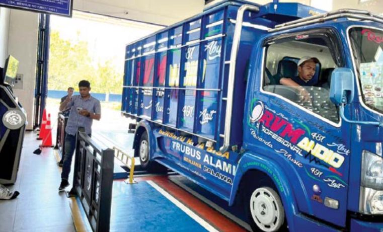 DIUJI: Salah satu truk menjalani pengecekan keamanan kendaraan di UPT Balai Uji KIR Kota Batu beberapa waktu lalu.