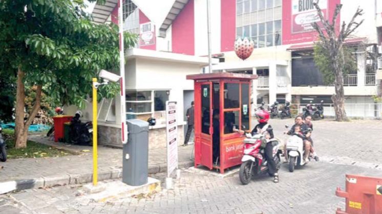 PATUH: Seorang pengunjung Pasar Induk Among Tani membayar retribusi parkir di loket keluar beberapa waktu lalu.