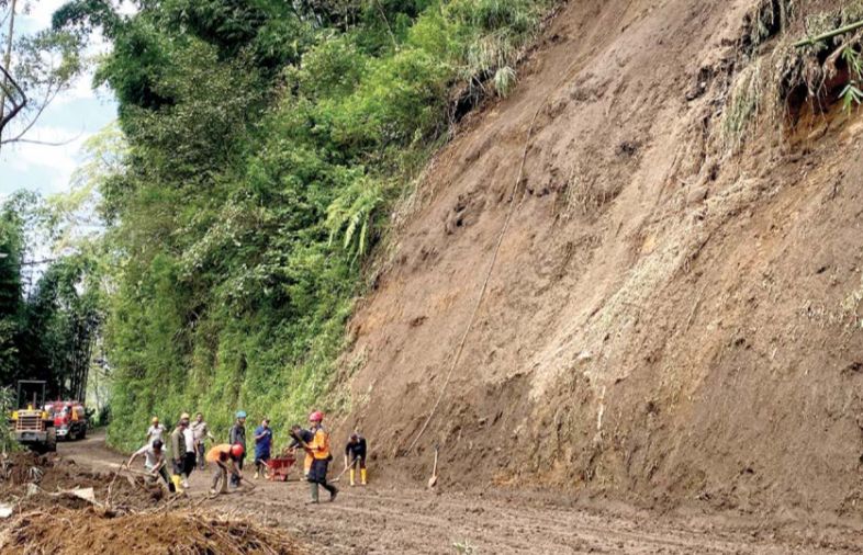 PROSES EVAKUASI: Tim BPBD Kota Batu membersihkan material seusai bencana tanah longsor di Desa Tulungrejo, Kecamatan Bumiaji beberapa waktu lalu.
