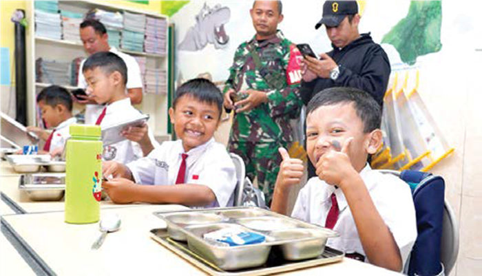 LAHAP: Siswa SD Negeri Pandanrejo 1 menyantap MBG beberapa waktu lalu.