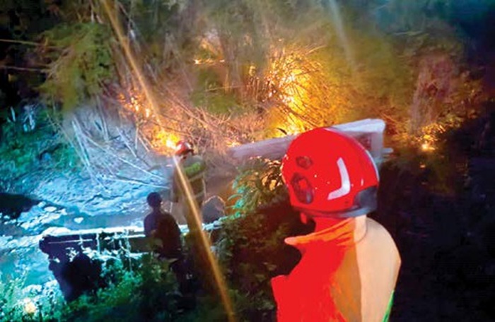 TERBAKAR: Petugas BPBD dan Dinas Damkarmat Kota Batu berupaya memadamkan api yang melalap lahan kosong di Jalan Ir Soekarno, Desa Pendem, Kecamatan Junrejo pada Minggu petang lalu (5/10).