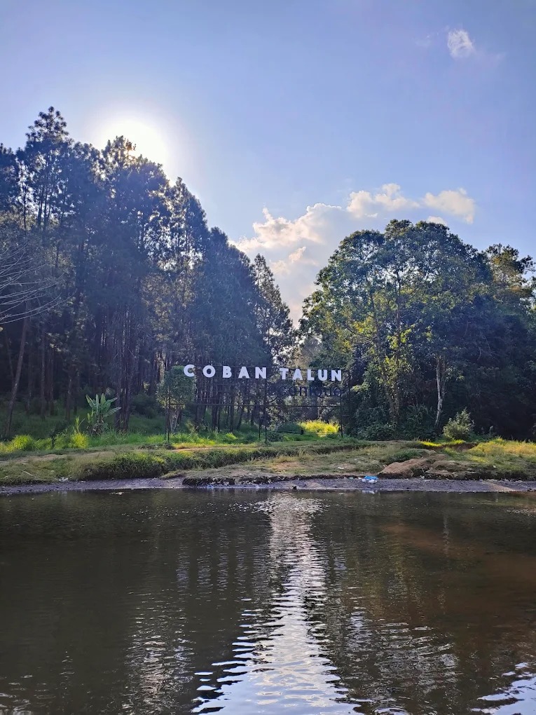 INDAH: Coban Talun menawarkan pesona air terjun megah setinggi sekitar 60 meter yang dikelilingi pepohonan rindang.