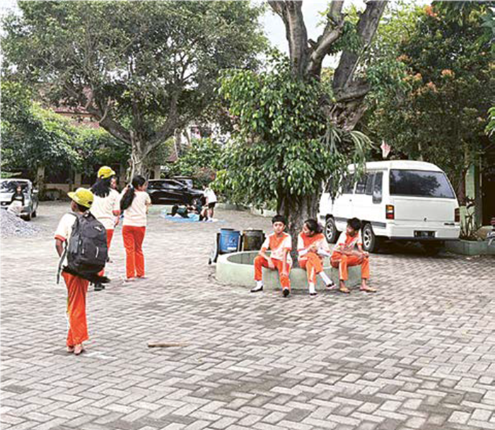 SEGERA DIPERBAIKI: SD Negeri Sisir 2 yang akan dialihfungsikan sebagai Unit Layanan Disabilitas (ULD) tampak ramai beberapa waktu lalu.