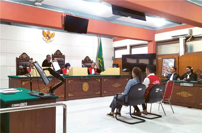 SIDANG PERDANA: Tersangka kasus dugaan perzinahan oknum ASN Kota Batu menjalani sidang pertama di PN Malang pada Senin lalu (6/10).