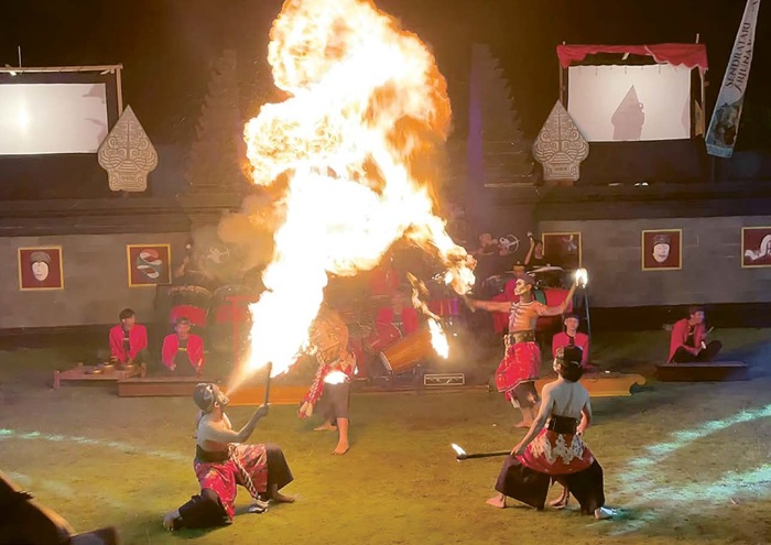 ATRAKSI BERBAHAYA: Atraksi fire dance menyita perhatian penonton dalam Festival Padhang Bulan di Sendratari Arjuna Wiwaha pada Selasa malam lalu (8/10).