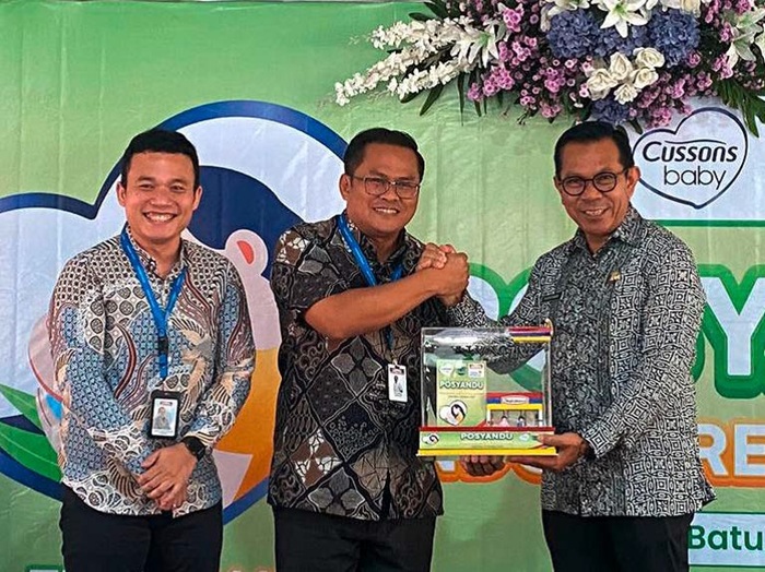 BERI APRESIASI: Branch Manager Indomaret Cabang Batu Williandi menyerahkan cenderamata kepada Wali Kota Batu Nurochman kemarin (8/10).