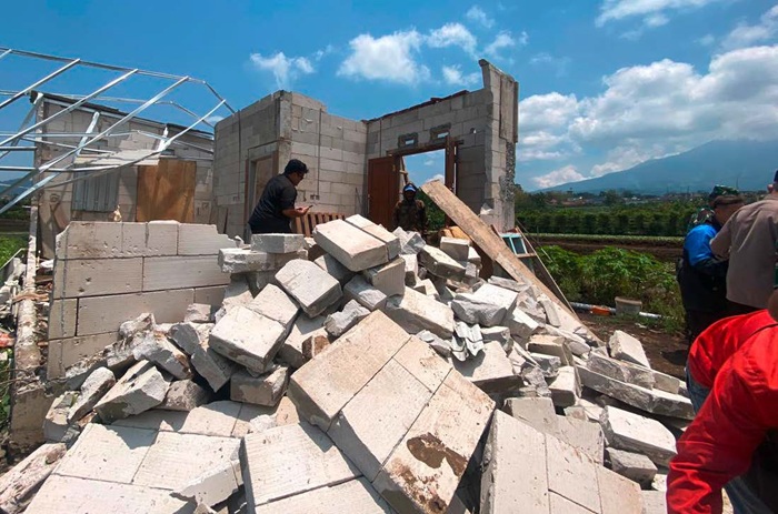 AMBRUK: Kondisi rumah Moch Bajuri warga Desa Giripurno, usai tersapu angin kencang pada Selasa sore (7/10).