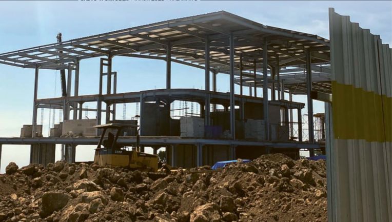 PROSES PEMBANGUNAN: Satu hotel bintang lima baru di Desa Oro-Oro Ombo, Kecamatan Batu dalam progres pembangunan kemarin (10/10).