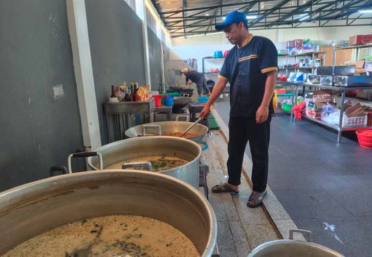 MAKAN BERGIZI: Salah seorang koki menyiapkan makan siang di di dapur Al Izzah International Islamic Boarding School (IIBS) Kota Batu beberapa hari lalu.&nbsp;