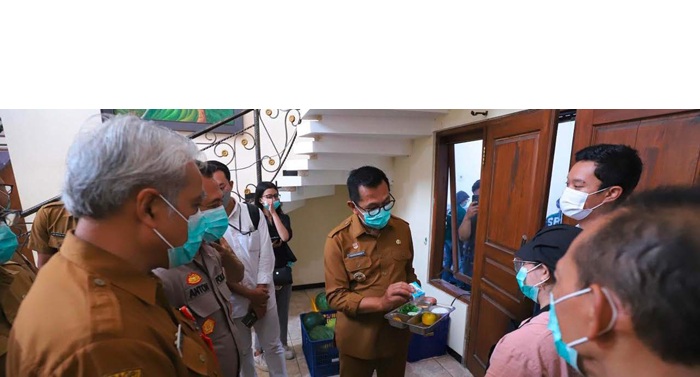 PEMERIKSAAN: Wali Kota Batu Nurochman mengecek Makan Bergizi Gratis (MBG) di salah satu dapur SPPG beberapa waktu lalu.
