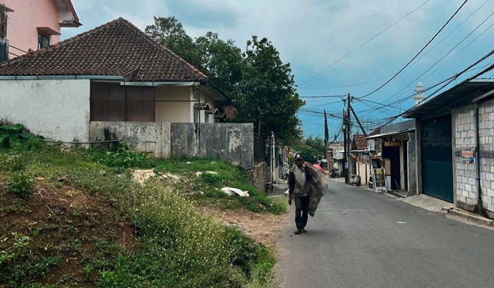 TERLANTAR: Salah seorang Pemerlu Pelayanan Kesejahteraan Sosial (PPKS) berjalan di kawasan Temas, Kecamatan Batu beberapa hari lalu.
