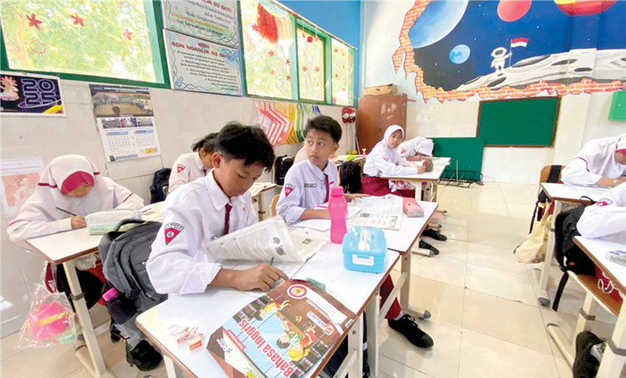 BELUM DIDISTRIBUSIKAN: Salah seorang siswa SDN 2 Ngaglik melakukan pembelajaran di kelas beberapa waktu lalu.