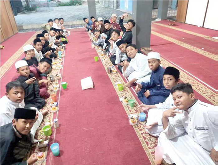 KOMPAK: Santri Pondok Pesantren Al-Furqon Muhammadiyah Kota Batu bersama-sama meminum susu segar beberapa hari lalu.