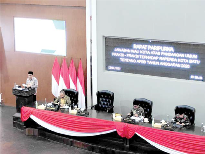 SAMPAIKAN MATERI: Wali Kota Batu Nurochman menyampaikan materi pada Rapat Paripurna Jawaban Wali Kota atas Pandangan Umum Fraksi-Fraksi terhadap Ranperda tentang APBD 2026 di Kantor DPRD Kota Batu kem