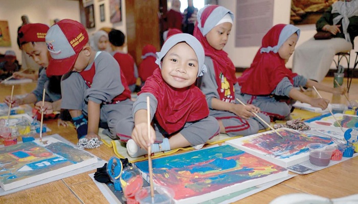 SEMRINGAH: Siswa TK mengikuti workshop lukis dan gambar di Galeri Raos Kota Batu kemarin (14/10).