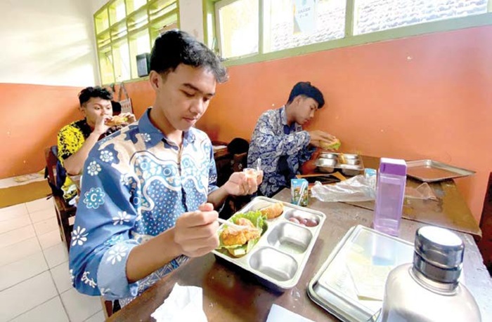 LAHAP: Siswa SMA Negeri 2 Batu menyantap MBG beberapa waktu lalu.