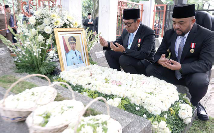 KHIDMAT: Wali Kota Batu Nurochman dan Wakil Wali Kota Batu Heli Suyanto menaburkan bunga ke pusara mantan Wali Kota Batu Imam Kabul kemarin siang (15/10).