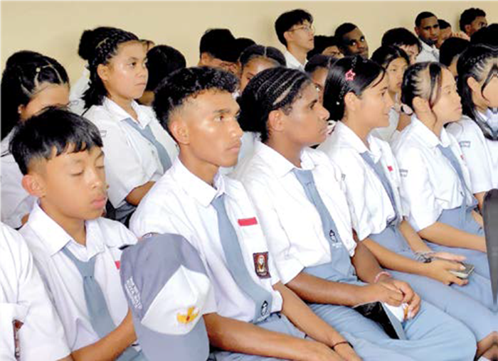FOKUS: Para siswa SMA Katolik Widyatama Kota Batu sedang menyimak materi di aula sekolah beberapa waktu lalu.