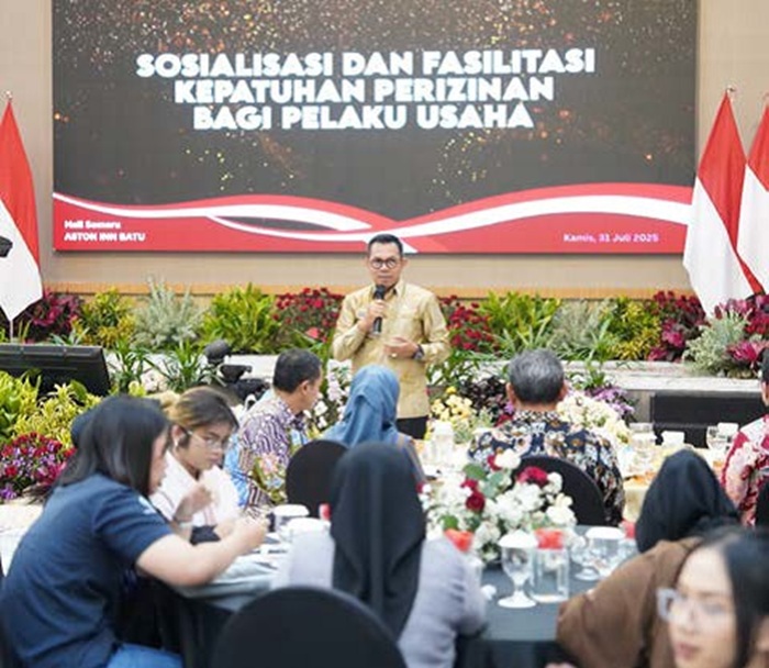BERI PEMAPARAN: Wali Kota Batu Nurochman menyampaikan materi kepada para pelaku usaha di Hotel Zam-Zam Kota Batu beberapa waktu lalu.