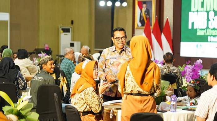 DUKUNG PERTANIAN: Wali Kota Batu Nurochman berinteraksi dengan salah seorang siswa dalam Kegiatan Petani Muda Berjaya di Gedung Graha Pancasila beberapa waktu lalu.
