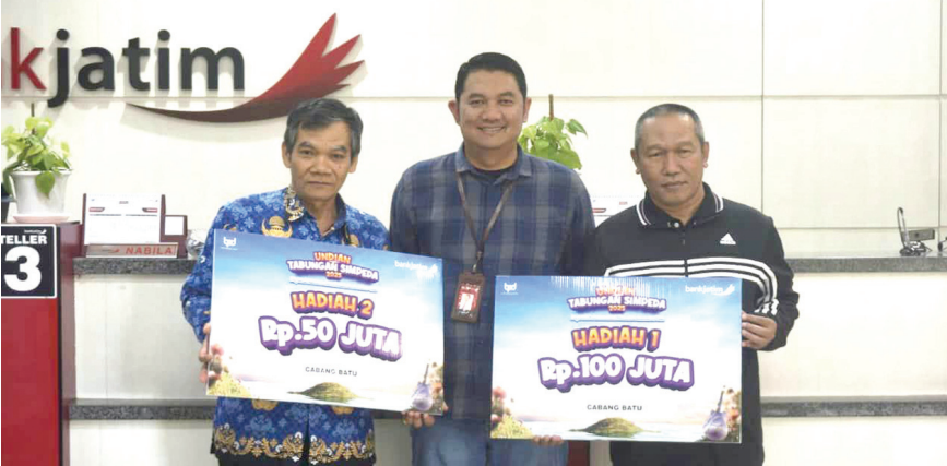 BERI APRESIASI: Dua nasabah pemenang undian Simpeda berfoto bersama Pemimpin Bank Jatim Cabang Batu Andri Sastrawan (tengah) di Kantor Bank Jatim Cabang Batu kemarin (17/10).
