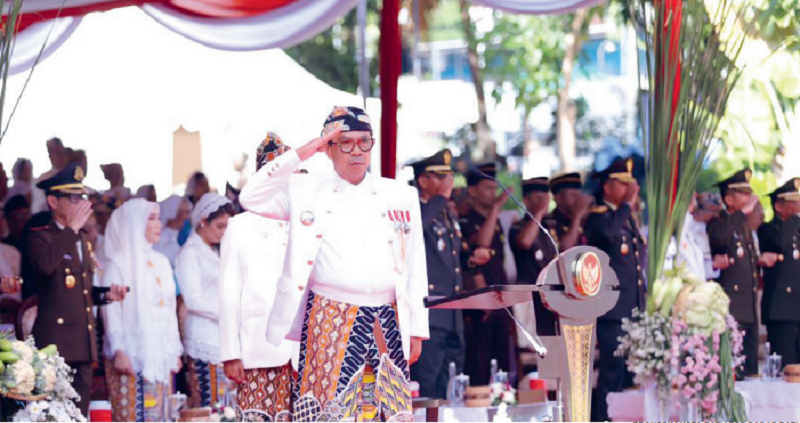 BANGGA: Wali Kota Batu Nurochman menyampaikan capaian program prioritas Kota Batu tahun ini dalam Upacara HUT ke-24 Kota Batu di Balai Kota Among Tani Batu kemarin pagi (17/10).