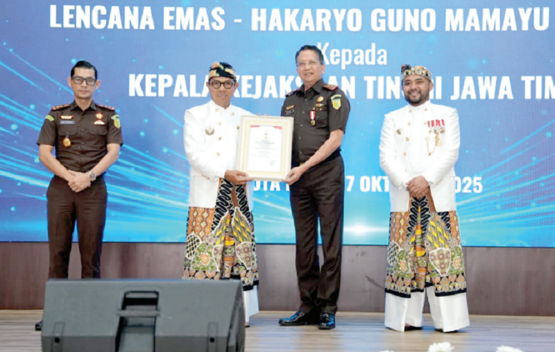 BERI APRESIASI: Wali Kota Batu Nurochman menyerahkan tanda kehormatan Lencana Emas Hakaryo Guno Mamayu Bawono kepada Kejati Jawa Timur Kuntadi di Graha Pancasila Balai Kota Among Tani Batu kemarin (17