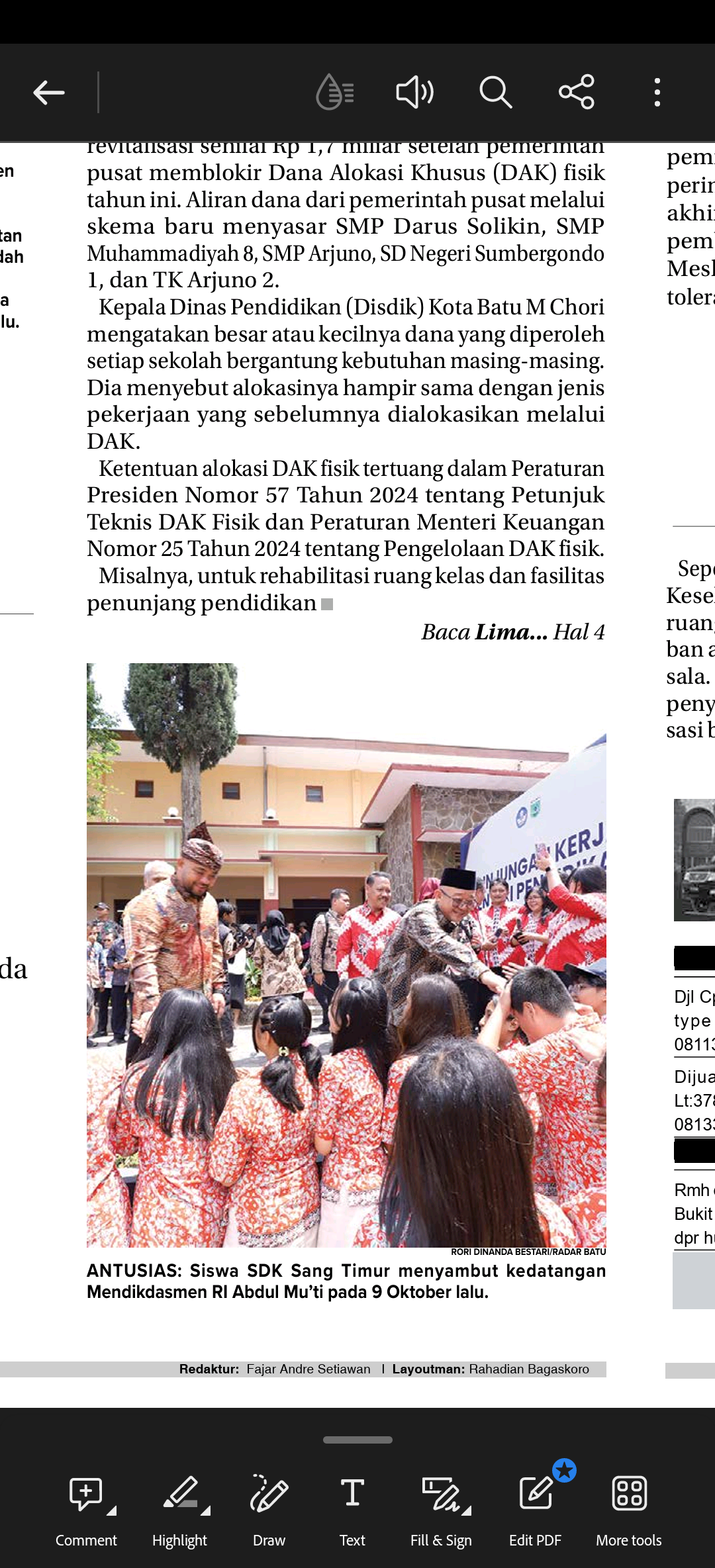 TERIMA BANTUAN: Siswa SDK Sang Timur menyambut kedatangan Mendikdasmen Abdul Mu&rsquo;ti saat kunjungannya pada 9 Oktober lalu.