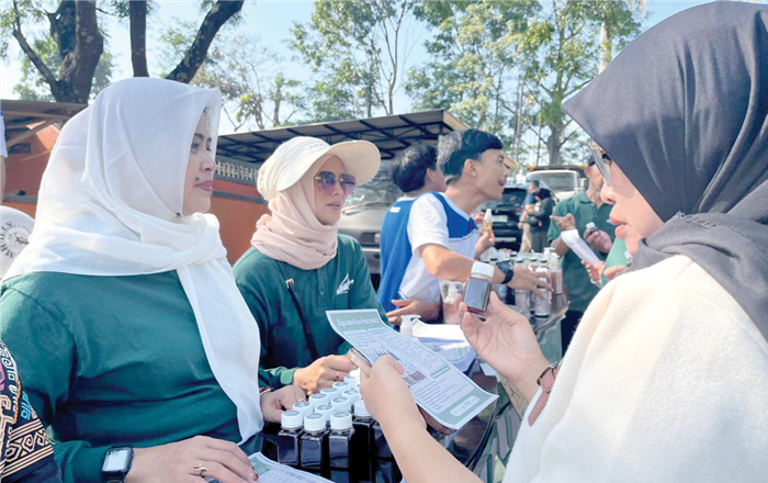 DISERBU: Pengunjung Car Free Day (CFD) MBatu Sae tampak antusias mengunjungi tenant Bank Sampah RW 10 Kelurahan Sisir dan Tim Pradja untuk mengikuti edukasi pembuatan dan produk turunan eco enzyme kem