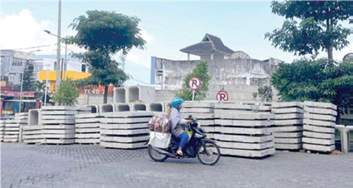 SEDANG BERJALAN: Tumpukan material proyek peningkatan kapasitas drainase di Pasar Induk Among Tani.