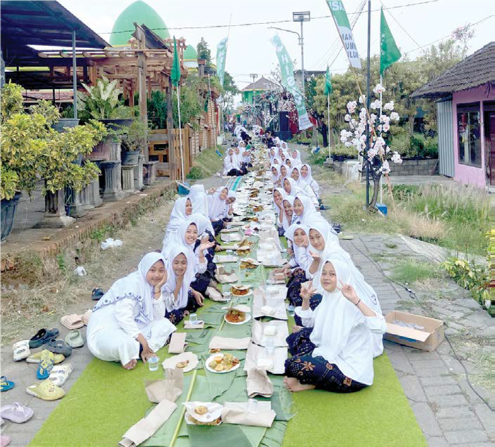 PERAYAAN HARI SANTRI: Santri putri Pondok Pesantren Manba&rsquo;ul Ulum Hajasi menyantap makanan dalam peringatan hari santri 2024 lalu.