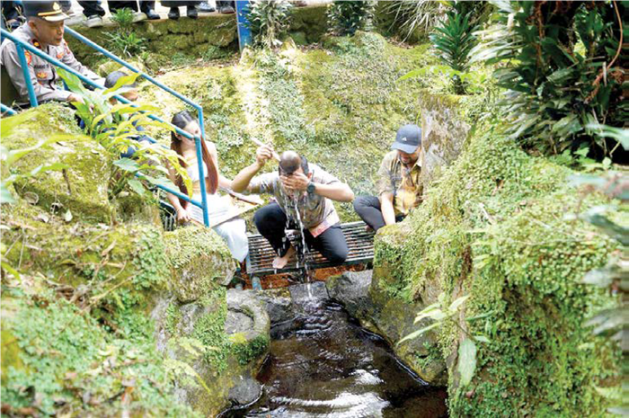 TEMUKAN PENCEMARAN: Wali Kota Batu Nurochman melakukan Kick Off Susur Sungai Brantas di Arboretum, Desa Sumberbrantas, Kecamatan Bumiaji pada Senin lalu (13/10).