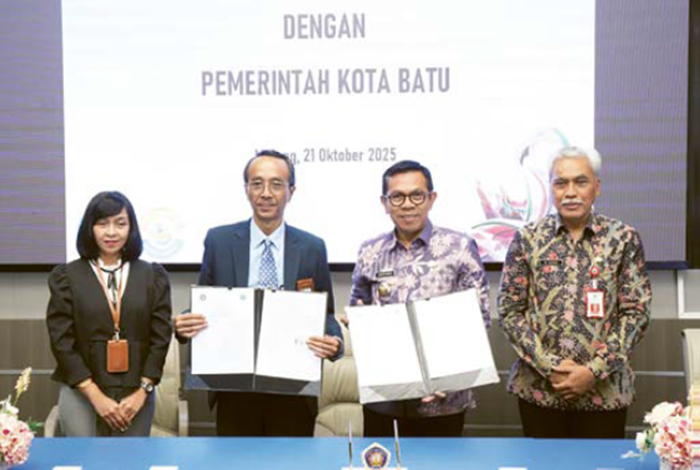 SINERGI: Wali Kota Batu Nurochman (dua dari kanan), Kepala Disdik Kota Batu M Chori (kanan), dan Direktur Polinema Supriatna Adhisuwignjo (dua dari kiri) melakukan penandatanganan MoU di Polinema