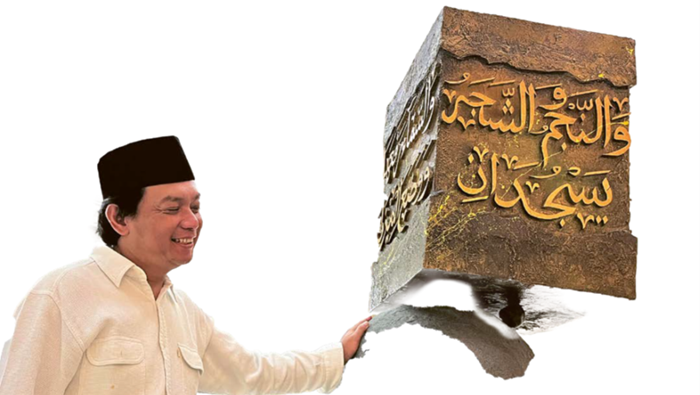 SEMRINGAH: Seorang pengunjung mengamati kaligrafi tiga dimensi berjudul &lsquo;Keseimbangan&rsquo; karya seniman Agus Sujito di Graha Pancasila kemarin (22/10).