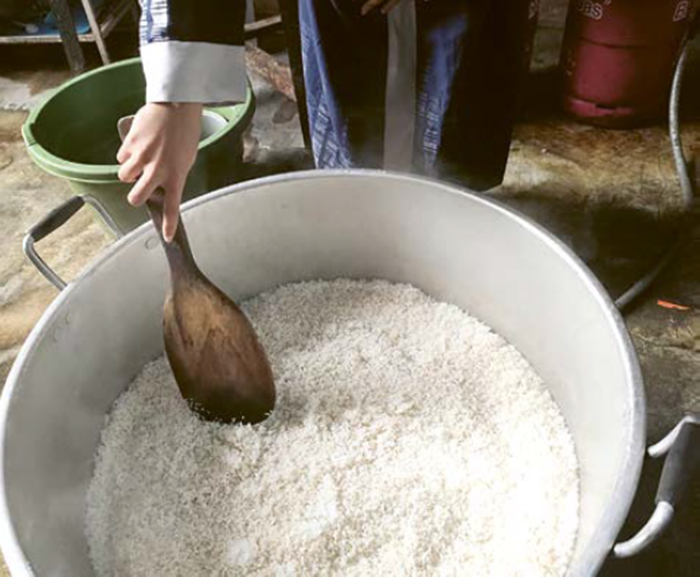 PROSES: Dua petugas dapur memasak makanan bergizi untuk santri Pondok Pesantren Dar Ummahatil Mukminin beberapa hari lalu.