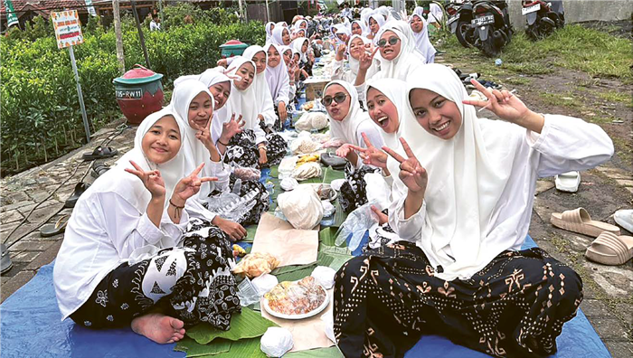 MERIAH: Sebanyak 2.000 santri dan masyarakat umum hadir dalam kenduri jalanan di depan Pondok Pesantren Manbaul Ulum Hajasi, Desa Sidomulyo, Kecamatan Batu kemarin (23/10).