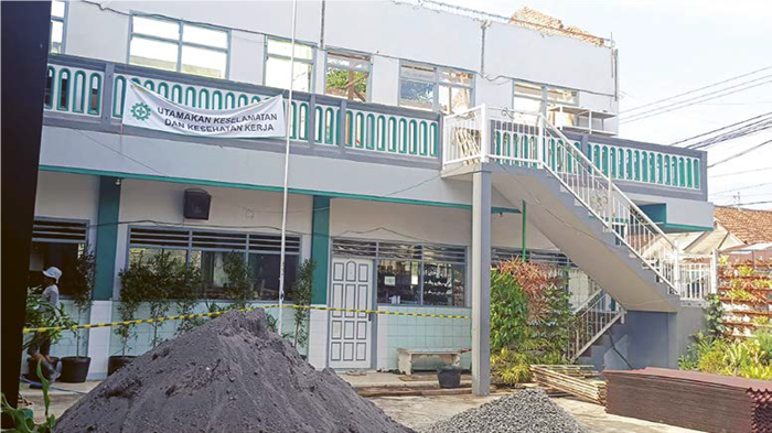 DIBANGUN: Gedung Madrasah Ibtidaiyah Swasta (MIS) Iskandar Sulaiman direnovasi kemarin (22/10). 