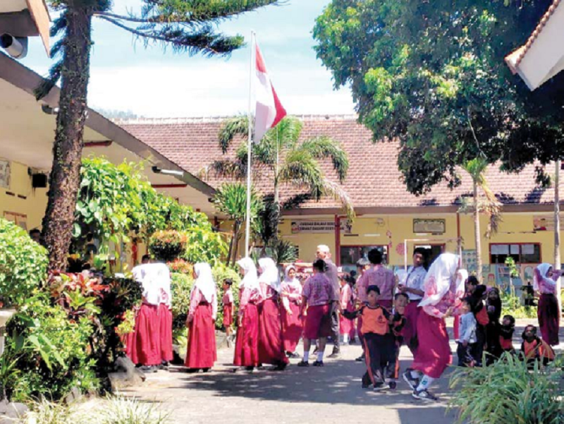 ASYIK BERMAIN: Beberapa siswa SD Negeri Pesanggrahan beraktivitas di lapangan beberapa waktu lalu.