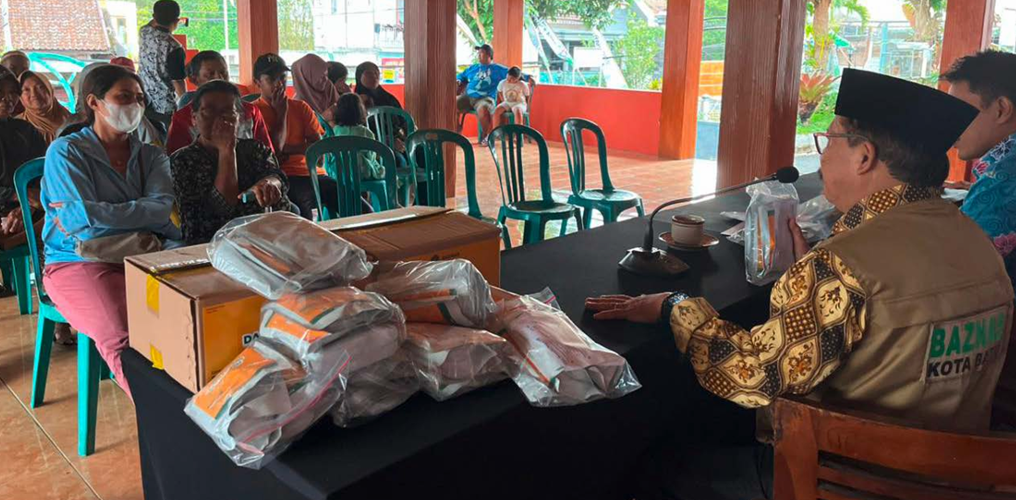 PENYALURAN DAGING DAM: Daging kambing hasil dam atau denda haji asal Indonesia disalurkan kepada warga rentan dan miskin di Kantor Kelurahan Temas pada Kamis lalu (23/10).
