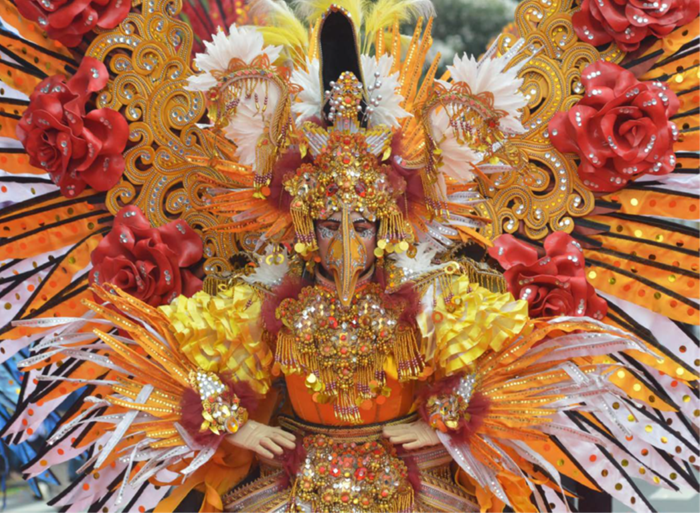 CANTIK: Salah satu peserta Batu Art Flower Carnival memamerkan kostum bunga di depan panggung kehormatan kemarin (26/10).