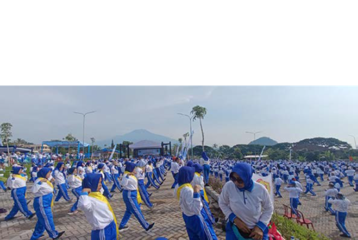 ANTUSIASME TINGGI: Ribuan peserta senam sehat Lin Tien Kung (LTK) mengikuti gerakan yang dicontoh instruktur di area Jawa Timur Park 3 kemarin (26/10).