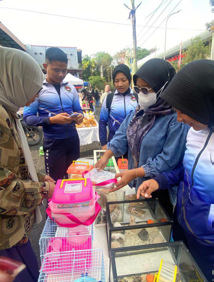 LARIS MANIS: Beberapa atlet membeli hamster di salah satu lapak milik PKL CFD Mbatu Sae kemarin (26/10).