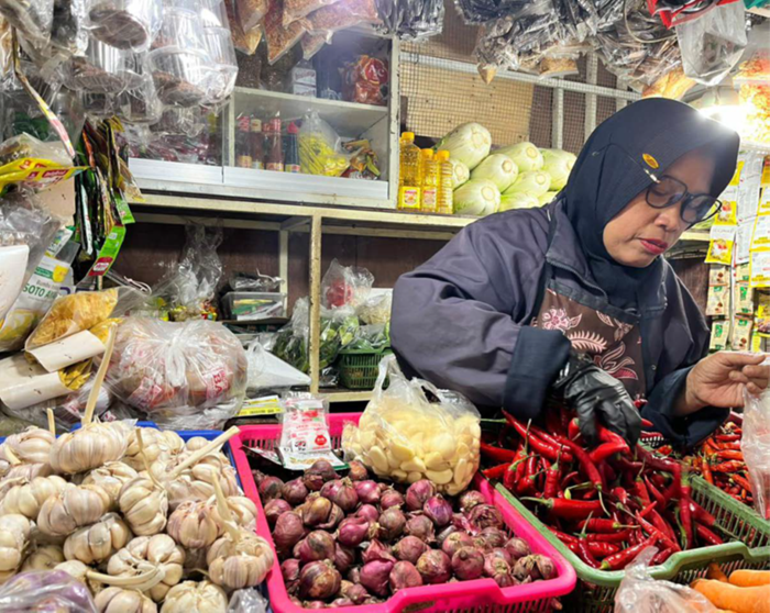 HARGA MELAMBUNG: Harga cabai besar tembus Rp 40 ribu per kilogram dari petani sejak kemarin (26/10).