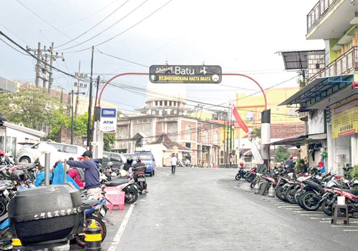 BAKAL DIKAJI: Salah satu ruas Jalan Kartini, Kelurahan Ngaglik, Kecamatan Batu belum menjadi titik parkir resmi Kota Batu.