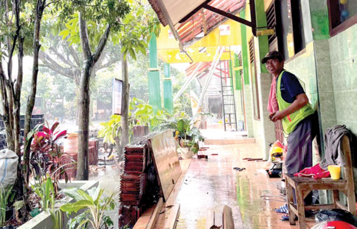 BERTEDUH: Pekerja tampak menghentikan aktivitas pengerjaan di SD Negeri Sisir 2 yang bakal dialihfungsikan sebagai Unit Layanan Disabilitas (ULD) kemarin (28/10).