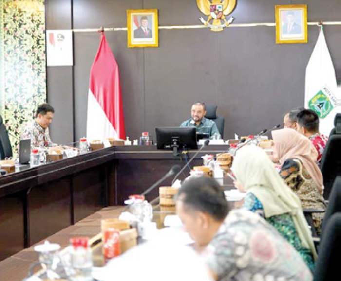 FORUM DISKUSI: Wakil Wali Kota Batu Heli Suyanto bersama TP2TBC Provinsi Jawa Timur dan Dinkes Kota Batu melakukan rapat koordinasi lintas sektor di Ruang Rapat Utama Balai Kota Among Tani Batu pada