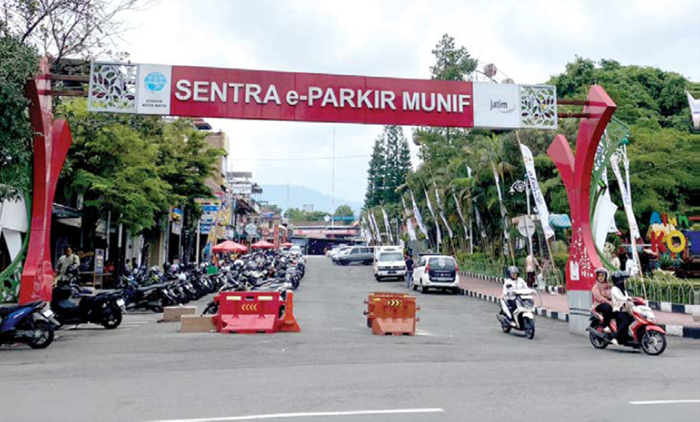 MULAI DIBANGUN: Titik smart gate parking di Alun-Alun Kota Wisata Batu sisi timur mulai dilakukan pengecoran kemarin (29/10)