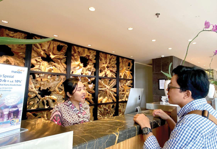 CHECK IN: Salah seorang front liner melayani tamu di Golden Tulip Holland and Resort kemarin (30/10).