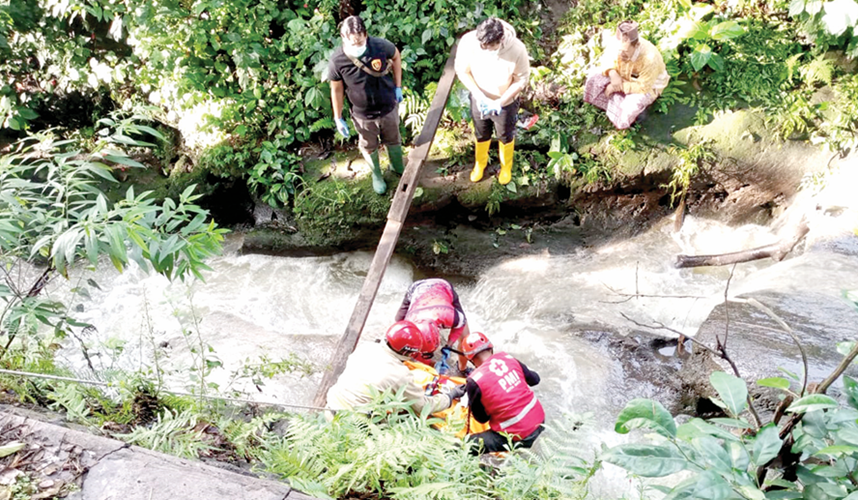 PROSES EVAKUASI: Tim rescue dan Polres Batu mengevakuasi korban meninggal akibat terpeleset ke sungai di Jalan Raya Ir Soekarno, Desa Beji, Kecamatan Junrejo kemarin pagi (31/10).